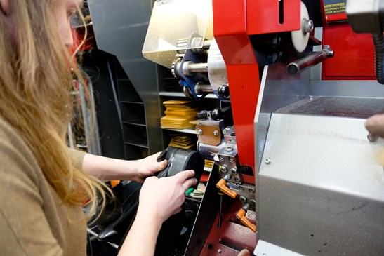 Vrouwen in de schoenmakerij