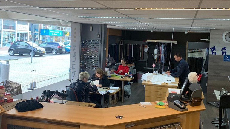 Schoenmaker in Winschoten maakt en doneert honderden mondkapjes